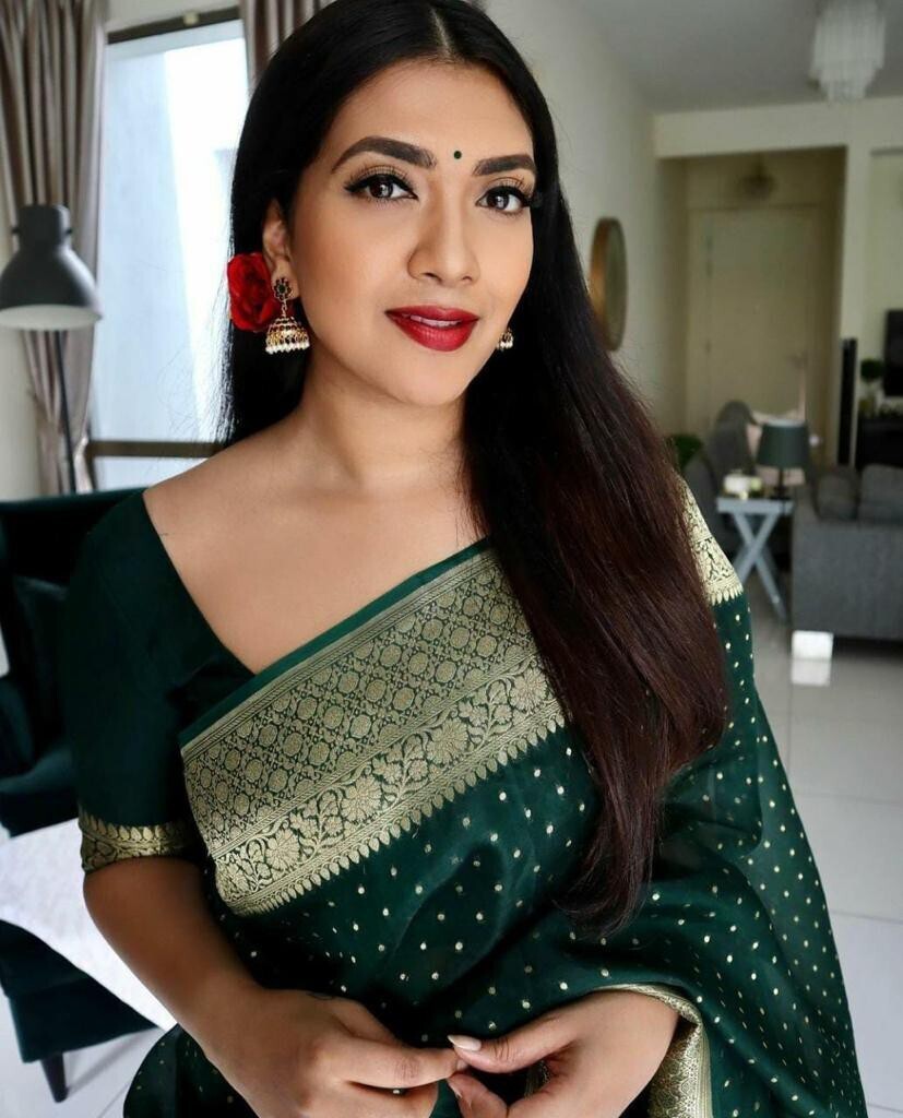 SOMVATI Radiant Banarasi Kanjivaram Jacquard Woven Saree: Exquisite Self-Design for Modern Elegance