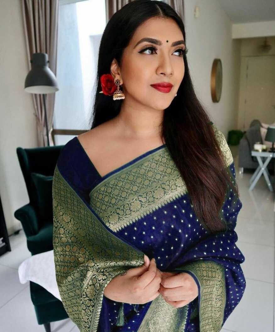 SOMVATI Radiant Banarasi Kanjivaram Jacquard Woven Saree: Exquisite Self-Design for Modern Elegance