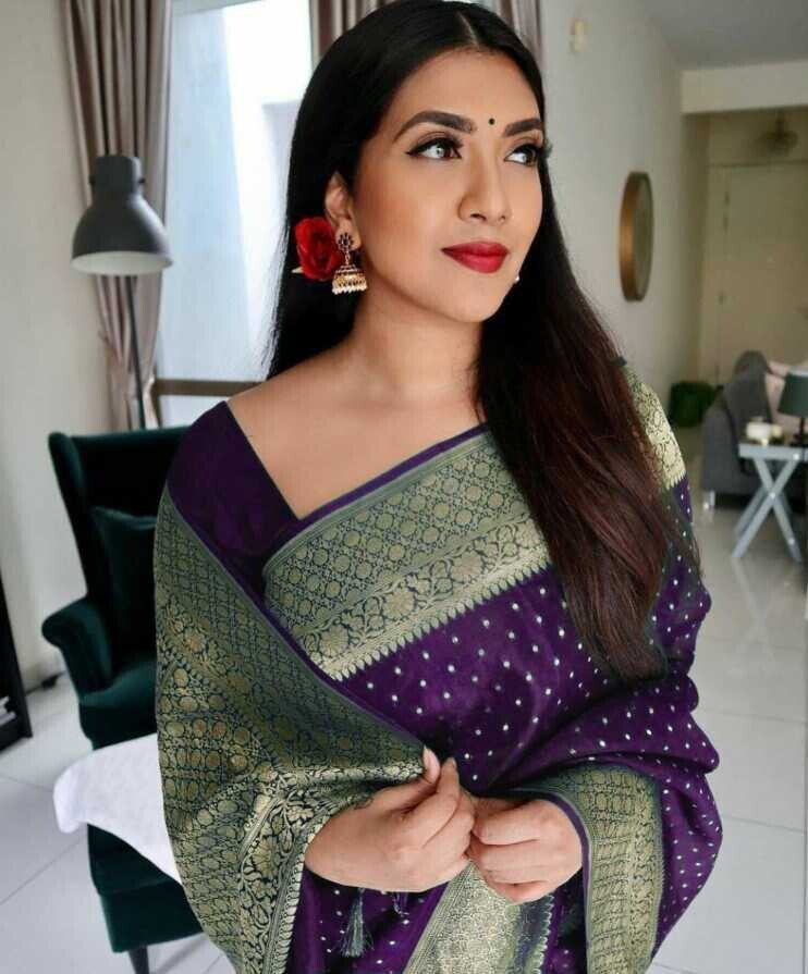 SOMVATI Radiant Banarasi Kanjivaram Jacquard Woven Saree: Exquisite Self-Design for Modern Elegance