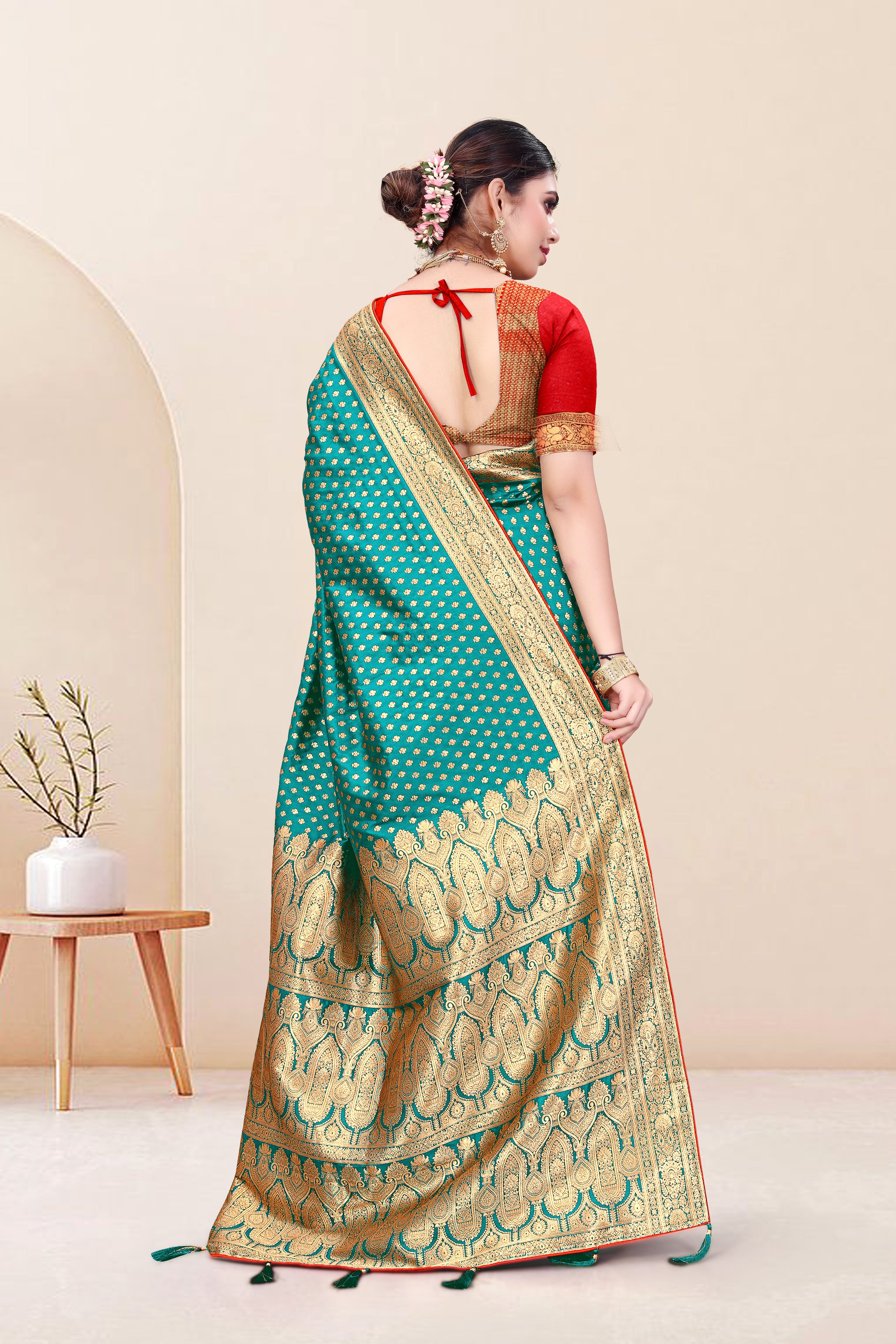 SOMVATI Banarasi Silk Saree – Fusion of Tradition and Modern Elegance with Intricate Jacquard Weaving