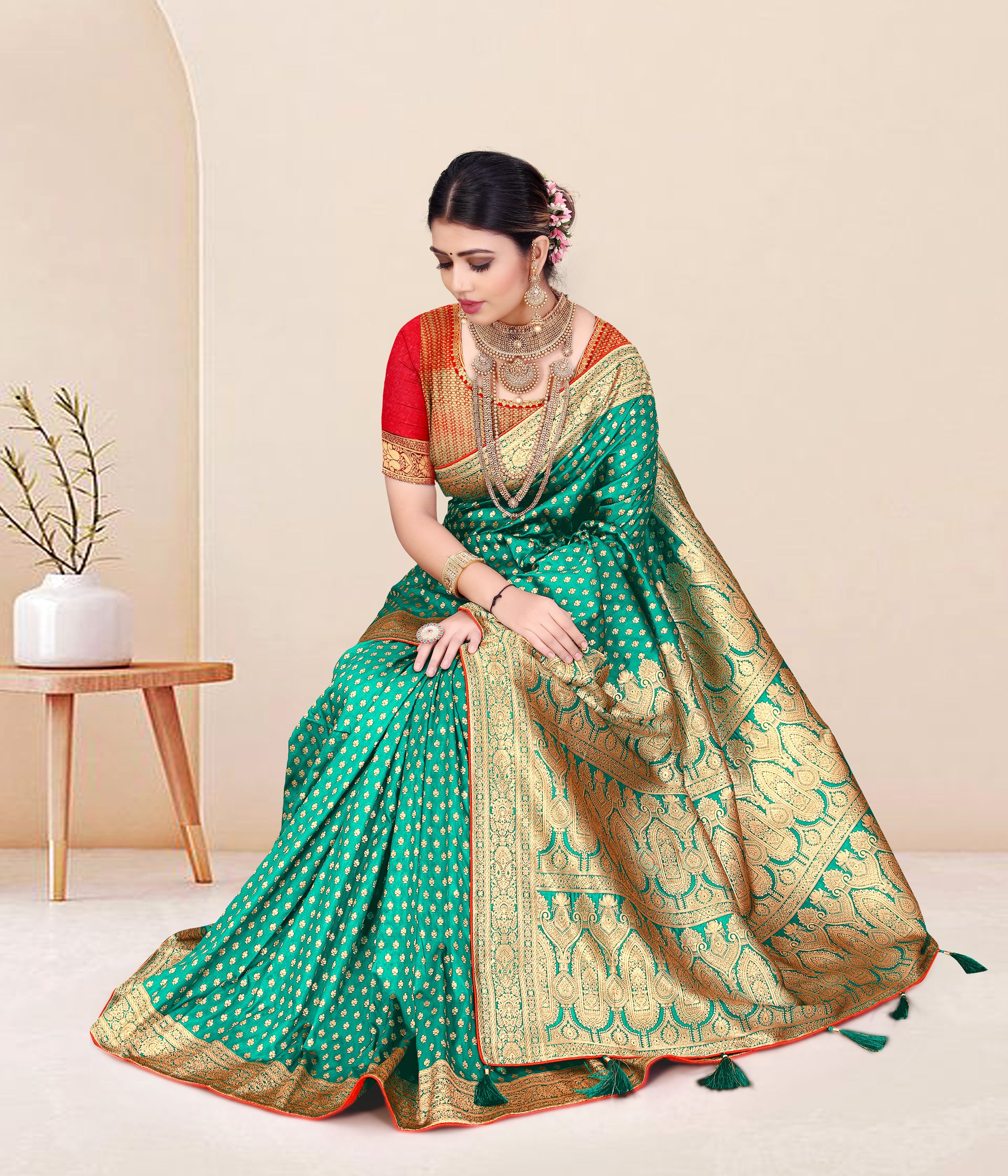 SOMVATI Banarasi Silk Saree – Fusion of Tradition and Modern Elegance with Intricate Jacquard Weaving