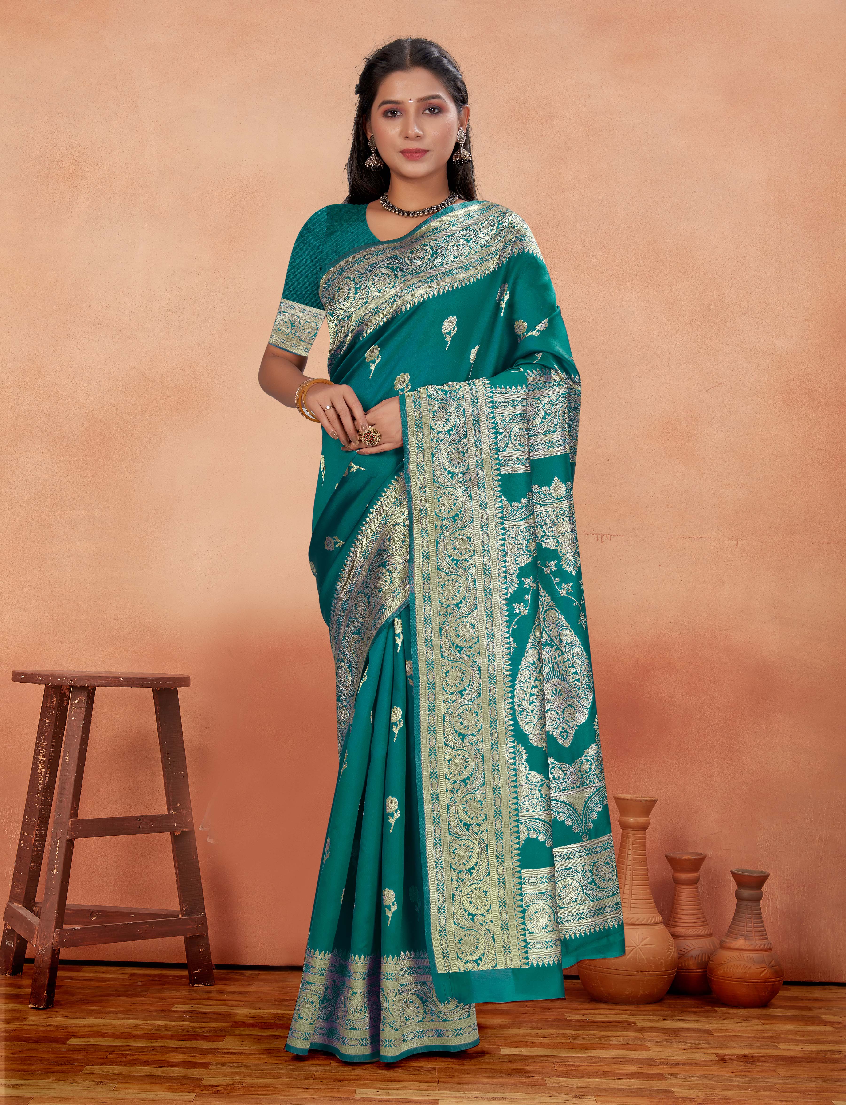 SOMVATI Sophisticated Banarasi Kanjivaram Jacquard Woven Saree: Unique Self-Design for the Discerning Fashionista